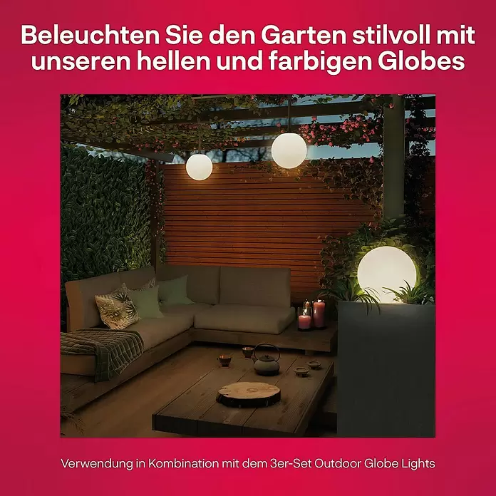 Innr Lighting LED-Außenleuchte Smart Globe Light Colour Erweiterung - 4,6 W, IP65, 1 Stk. - Outdoor-Kugelleuchten beleuchten eine stilvolle Garten-Terrasse bei Nacht, mit zwei Hänge- und einer Bodenleuchte.