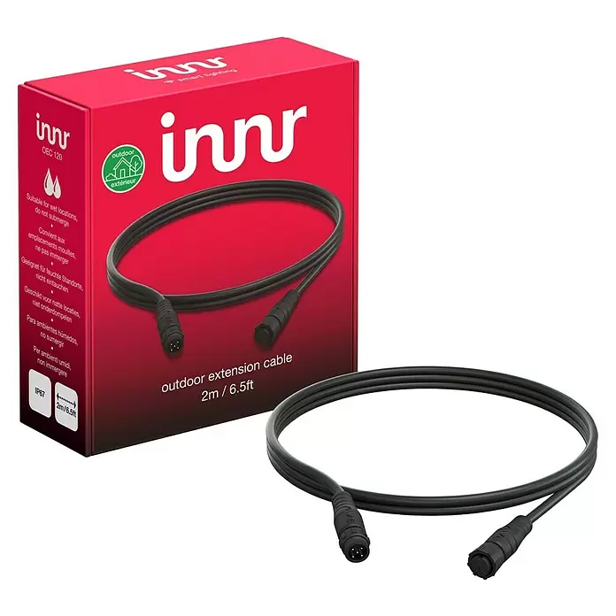 Innr Lighting Verlängerungskabel für 5-poligen Anschluss - 2 m, IP67 - Innr schwarzes, aufgerolltes Outdoor-Verlängerungskabel, 2m/6.5ft, mit Steckern, neben roter Verpackung.