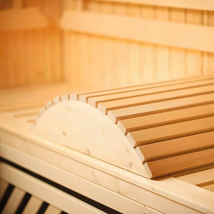 Weka Sauna-Venenstütze - 63 x 50 cm, Sauna Spezialholz - Nahaufnahme einer hölzernen Saunabank mit abgerundeter Rückenlehne, die Komfort und Entspannung in der Sauna verspricht.
