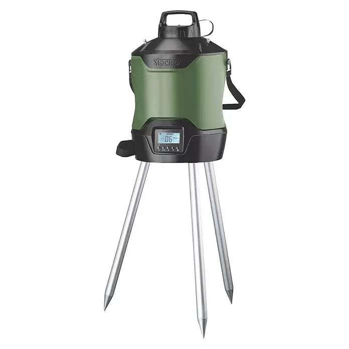 Stocker Geyser Stechmückenschutz Nebulisator - 12 l, 1 Akku - Olivgrüner und schwarzer Wildfutterautomat auf silbernem Dreibeinstativ.