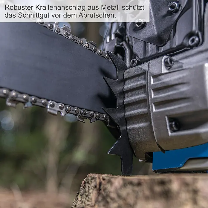Scheppach IXES 20V Benzin-Kettensäge PCS56E - Schwertlänge: 51 cm - Nahaufnahme einer Kettensäge mit robustem Krallenanschlag aus Metall, der das Schnittgut vor dem Abrutschen schützt.