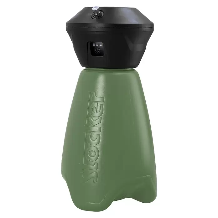Stocker Geyser Stechmückenschutz Nebulisator - 2 l, 1 Akku - Grünes und schwarzes batteriebetriebenes Stocker Sprühgerät mit Ein-/Ausschalter, Akkuanzeige und Metalldüse oben.