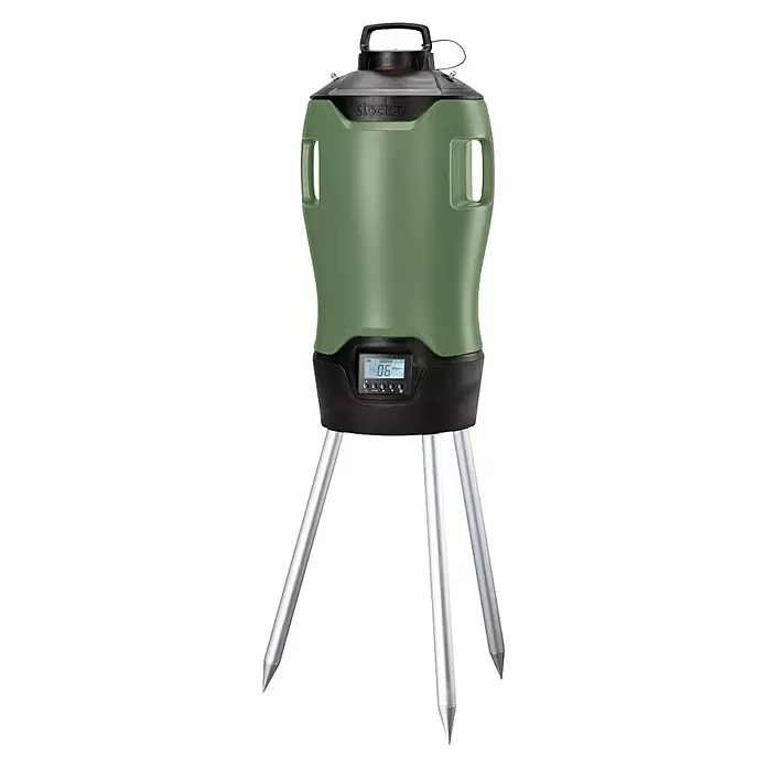 Stocker Geyser Stechmückenschutz Nebulisator - 25 l, Ohne Akku - Grüner und schwarzer Futterautomat auf einem Dreibeinstativ mit drei spitzen Metallbeinen, mit Digitalanzeige, die "06 Stunden" zeigt.