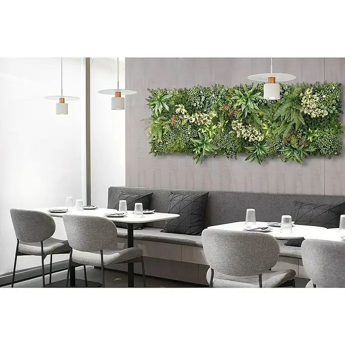 Jardín vertical Costa Rica A - Plástico, L x An: 50 x 50 cm - Un restaurante elegante con una pared verde, lámparas colgantes modernas y sillas grises alrededor de mesas blancas.