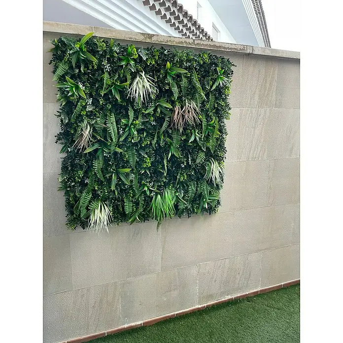 Jardín vertical Otoño - Plástico, L x An: 100 x 100 cm - Panel de pared con vegetación exuberante montado en una pared texturizada, creando un ambiente natural y vibrante.