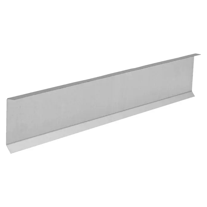 Sarei Kappleiste - Länge: 2.000 mm, Zuschnittbreite: 70 mm, Natur - Detailaufnahme einer weißen Metallschiene mit hervorstehenden Ober- und Unterkanten auf schwarzem Hintergrund. Ideal für Bau- und Renovierungsprojekte.