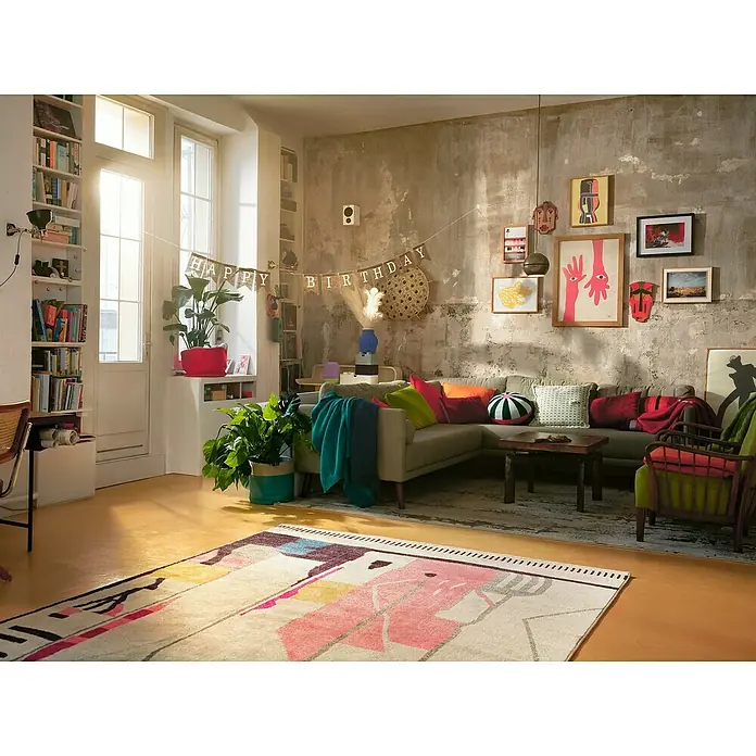 Tesa Selbstklebestrip POWERSTRIPS CLICK 4X2 M - 4 Stk., B x L: 20 x 80 mm - Buntes Wohnzimmer mit Teppich, Sofa, Kunst und Pflanzen. Der Teppich mit seinem Muster bringt Lebendigkeit in den Raum.