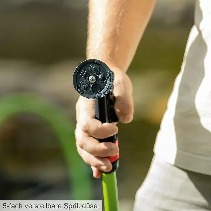 Scheppach Gartenpumpe GP600S - 600 W, Max. Fördermenge: 3.000 l/h - Hand hält schwarze Schlauchdüse mit fünf einstellbaren Sprühbildern, verbunden mit grünem Gartenschlauch im Freien.