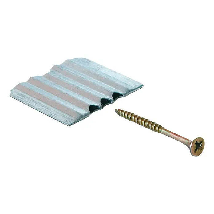 Ytong Multipor Flachdübel - Belastbarkeit pro m: 6 kg - Nahaufnahme einer Trapezblechplatte aus Aluminium und einer goldenen Schraube, die für Befestigungsarbeiten gedacht sind.