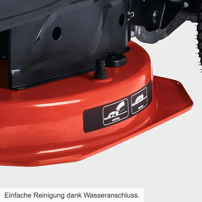 Scheppach IXES 20V Benzin-Aufsitzmäher MR230-61 - 224 cm³, Schnittbreite: 61 cm, Max. Flächenempfehlung: 2.600 m² - Nahaufnahme des Mähwerks eines Rasenmähers mit Wasseranschluss für einfache Reinigung.