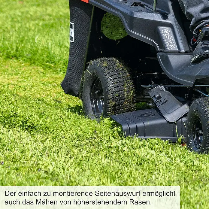 Scheppach IXES 20V Benzin-Aufsitzmäher MR230-61 - 224 cm³, Schnittbreite: 61 cm, Max. Flächenempfehlung: 2.600 m² - Detailaufnahme eines Rasentraktors mit Seitenauswurf beim Mähen von hohem Gras für einen perfekten Schnitt.