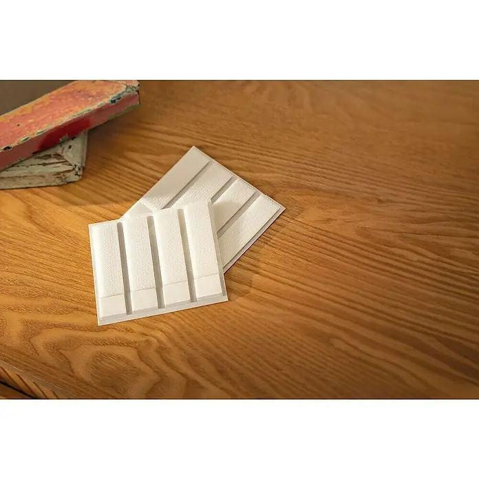 Tesa Selbstklebestrip POWERSTRIPS CLICK 16X2 L - 16 Stk., B x L: 20 x 85 mm - Nahaufnahme von zwei weißen Klettstreifen, ideal zum einfachen und schnellen Befestigen von Gegenständen im Haushalt und Büro.