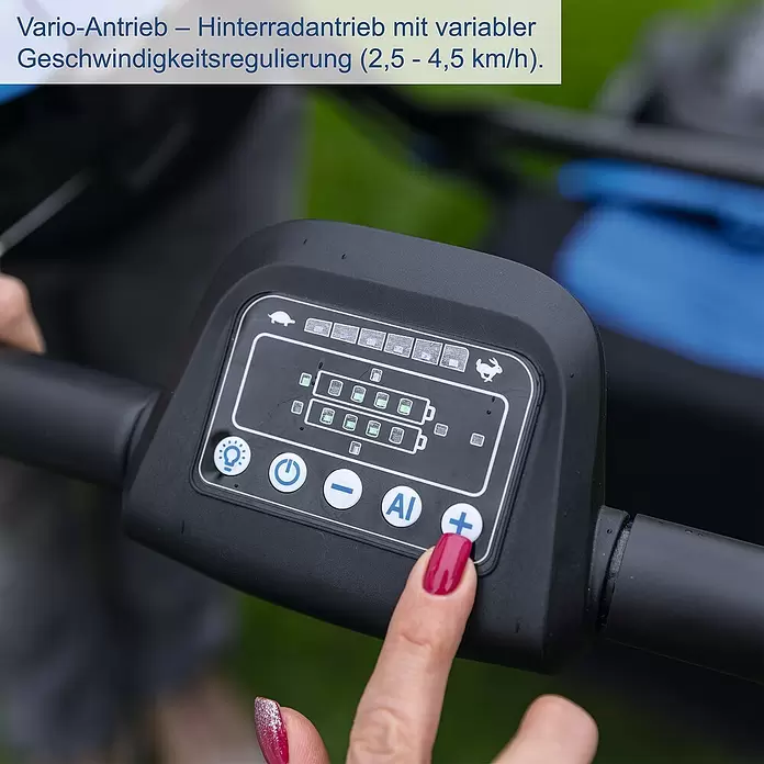 Scheppach IXES 20V Akku-Rasenmäher BC-MP470-X Set - 40 V, 4 Akkus, 4 Ah, Schnittbreite: 470 mm - Schwarzes Bedienfeld mit Hand, die Plus-Taste drückt. Zeigt Batteriestatus, Geschwindigkeit (Schildkröte/Hase), Power, Licht und AI-Modus.