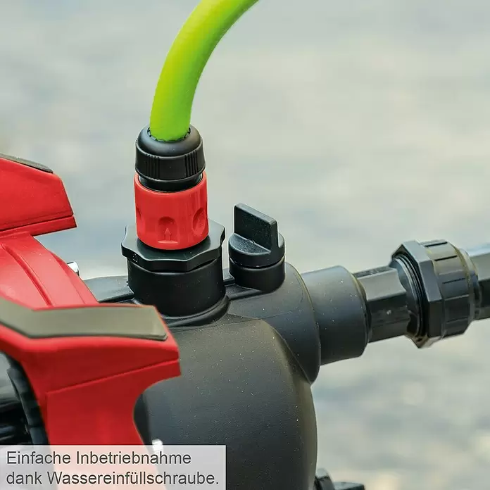 Scheppach Gartenpumpe GP600S - 600 W, Max. Fördermenge: 3.000 l/h - Grüner Schlauch an rotem/schwarzem Pumpenanschluss, daneben eine schwarze Wassereinfüllschraube.