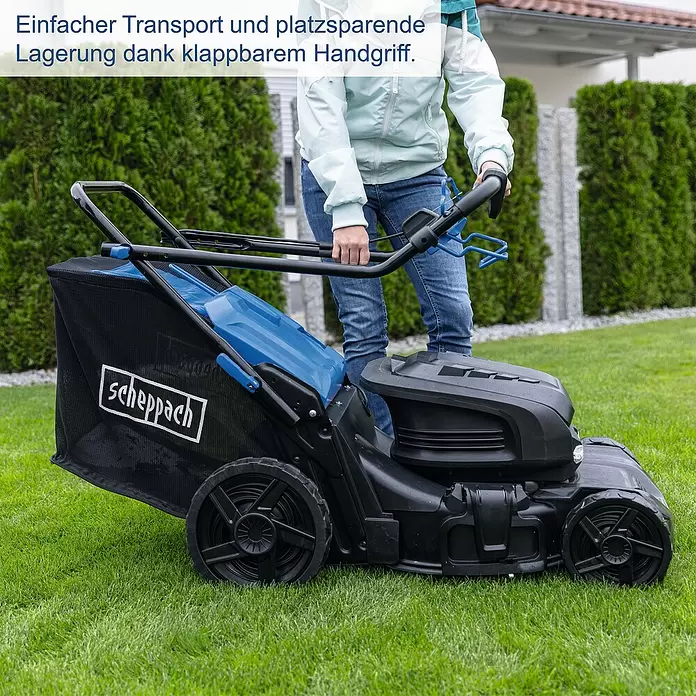 Scheppach IXES 20V Akku-Rasenmäher BC-MP470-X Set - 40 V, 4 Akkus, 4 Ah, Schnittbreite: 470 mm - Eine Person demonstriert den schwarzen und blauen elektrischen Rasenmäher mit klappbarem Griff für einfachen Transport und platzsparende Lagerung.