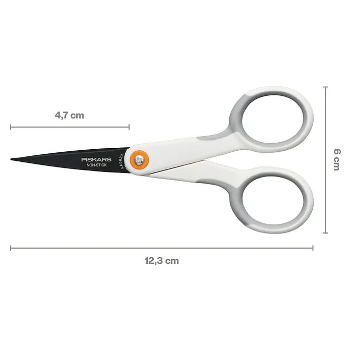 Fiskars Tijeras para manualidades Micro-Tip - Largo: 12,3 cm, Longitud de corte: 4,7 cm, Acero inoxidable - Imagen de unas tijeras Fiskars Non-Stick con indicaciones de tamaño de la hoja, longitud del mango y longitud total.