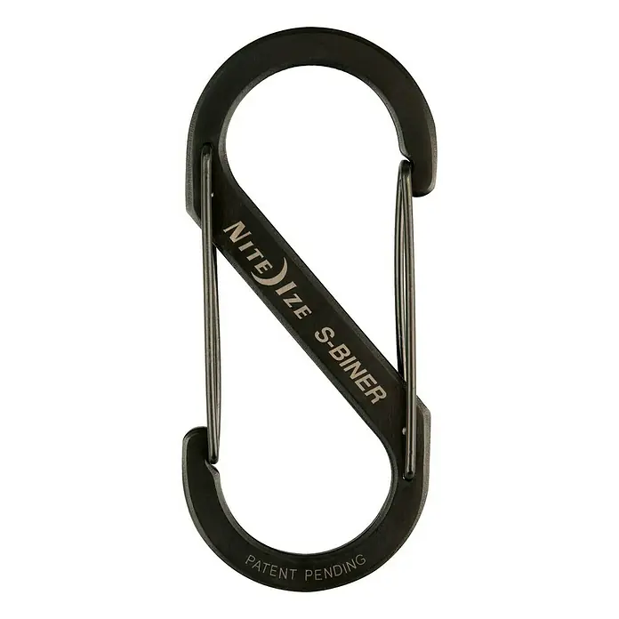 Nite Ize Doppelkarabiner - 89 x 38 mm, Edelstahl, Schwarz, Belastbarkeit: 33 kg - Nahaufnahme eines schwarzen Nite Ize S-Biner Karabiners mit der Aufschrift "Patent Pending" am unteren Ende.