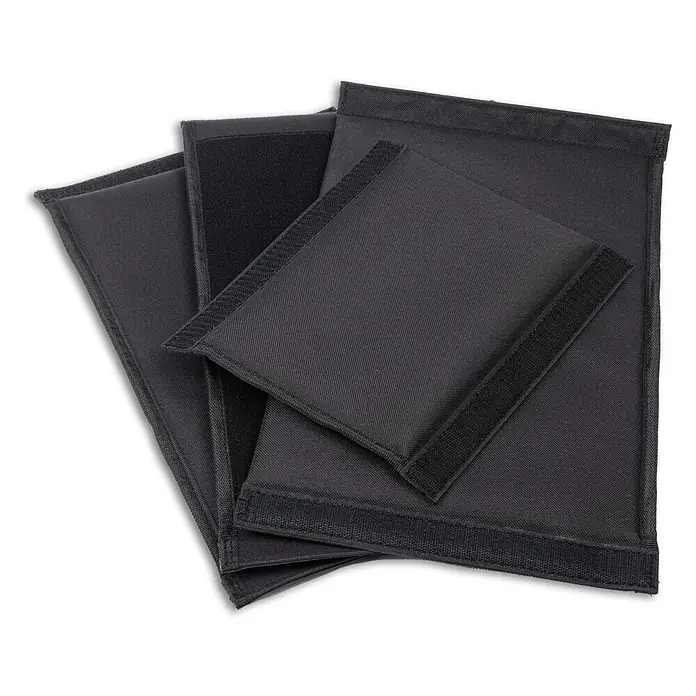 Petromax Transportbox Catago - L x B x H: 50 x 38 x 28 cm, Textil - Hier sind schwarze, rechteckige Sandsäcke. Diese Sandsäcke sind mit Klettverschlüssen ausgestattet, um sie einfach zu befestigen und zu verwenden.