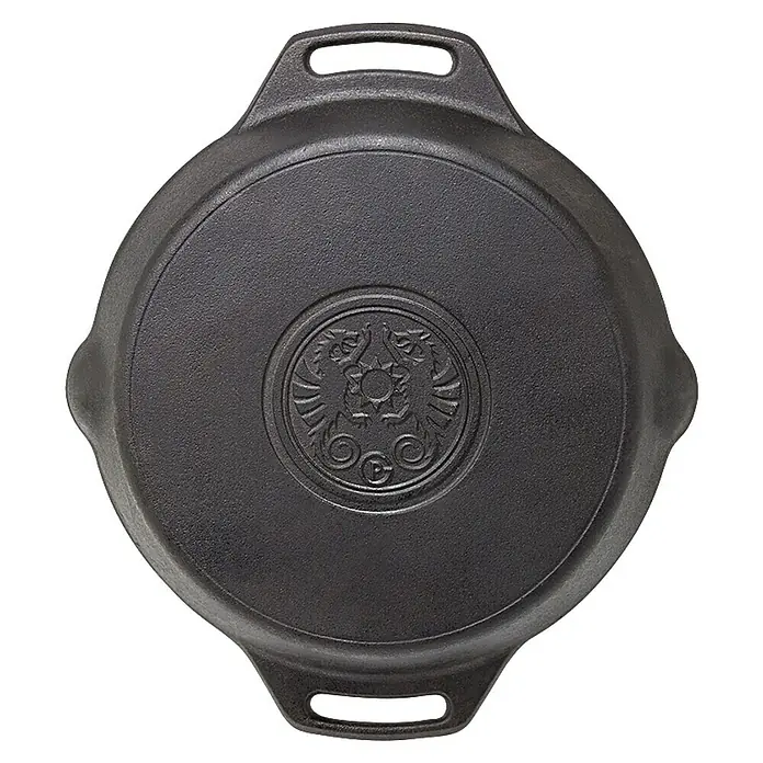 Petromax Grillpfanne - Durchmesser: 35,1 cm - 40 cm, Gusseisen - Schwarzer gusseiserner Topfdeckel mit Griffen und einem dekorativen Wappen in der Mitte. Perfekt zum Kochen und Servieren.