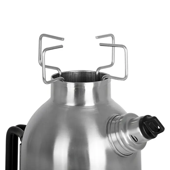 Petromax Wasserkocher Feuerkanne - 0,75 l, Edelstahl - Nahaufnahme eines silbernen Wasserkochers mit einem Griff, der über den oberen Rand hinausragt und einen schwarzen Knopf an der Seite hat.
