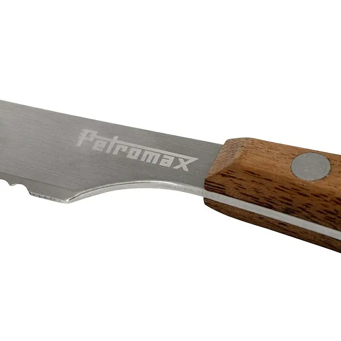 Petromax Grillbesteck - Edelstahl, 5 -tlg. - Nahaufnahme eines Petromax Messers mit silberner Klinge und Holzgriff.