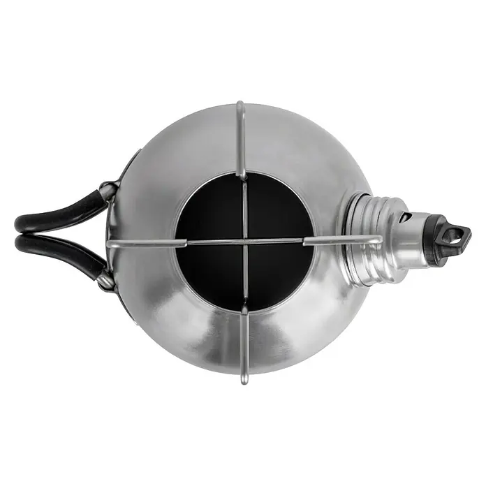 Petromax Wasserkocher Feuerkanne - 0,75 l, Edelstahl - Nahaufnahme einer silbernen Teekanne mit schwarzem Griff und Deckel, die ein elegantes und modernes Design aufweist.