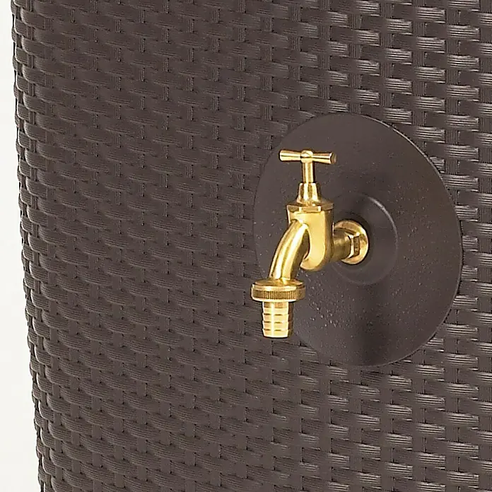 Garantia Exklusive Line Regenspeicher Sunda - 300 l, Mocca - Nahaufnahme eines goldenen Wasserhahns an einem braunen Regenwassertank mit Korbgeflechtstruktur, der für die Gartenbewässerung verwendet wird.
