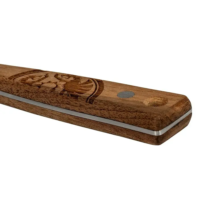 Petromax Grillbesteck - Edelstahl, 5 -tlg. - Nahaufnahme eines Messergriffs aus Holz mit Gravur und silbernen Details, der die Handwerkskunst und Qualität hervorhebt.