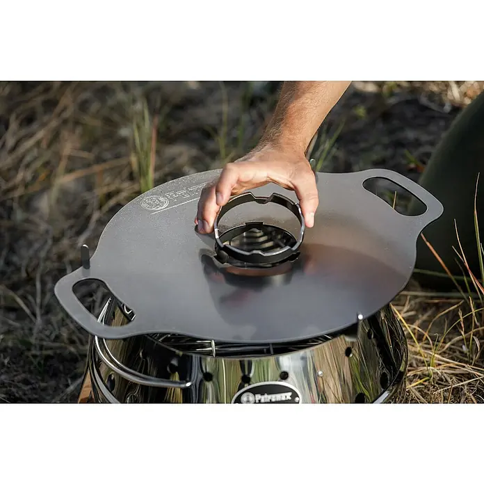 Petromax Grillaufsatz Ataro - Passend für: Petromax Atago Grillplatte, Durchmesser: 10,8 cm - Nahaufnahme des Petromax Feuertopfaufsatzes mit Deckelhalter in Benutzung.