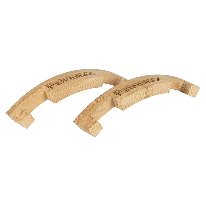 Petromax Abstandhalter für Feuertöpfe - Holz, 2 Stk. - Zwei gebogene, hellbraune Bambuselemente mit 'Petromax'-Gravur, möglicherweise Griffe oder Teile einer Halterung.