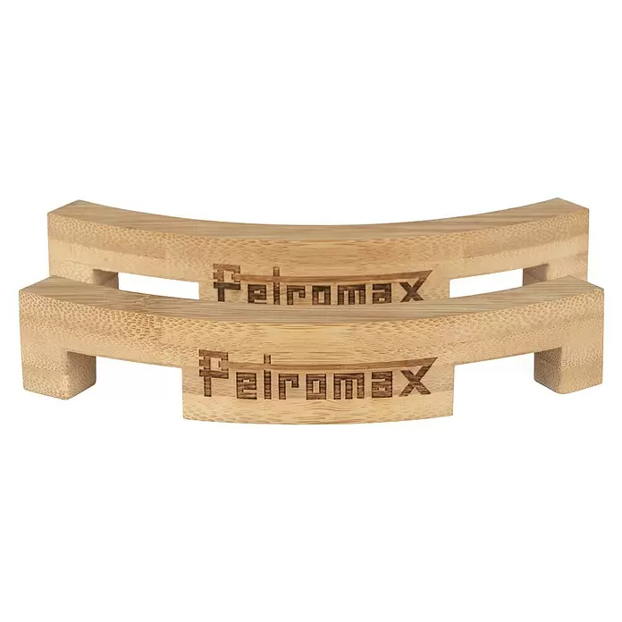 Petromax Abstandhalter für Feuertöpfe - Holz, 2 Stk. - Gebogener zweistufiger Bambus-Holzständer mit graviertem Petromax-Logo.