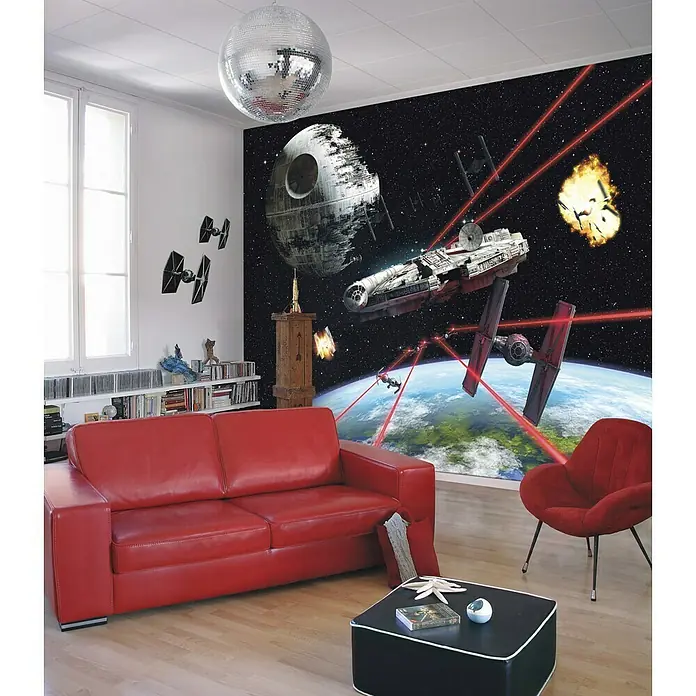 Komar Star Wars Fototapete Millennium - 8 -tlg., B x H: 368 x 254 cm, Papier - Rot Ledersofa in einem Star Wars-Themenraum mit Couchtisch und Sessel.