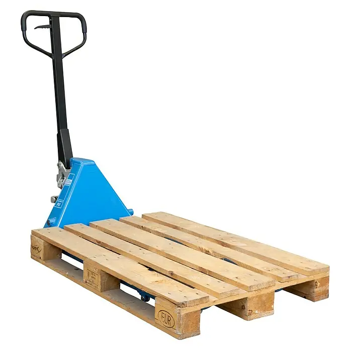 Güde Palettenhubwagen GHW2500-115 - Traglast: 2.500 kg, Stahl - Blauer Gabelhubwagen mit einer Holzpalette darauf. Der Hubwagen hat einen schwarzen Griff und befindet sich auf einem schwarzen Hintergrund.