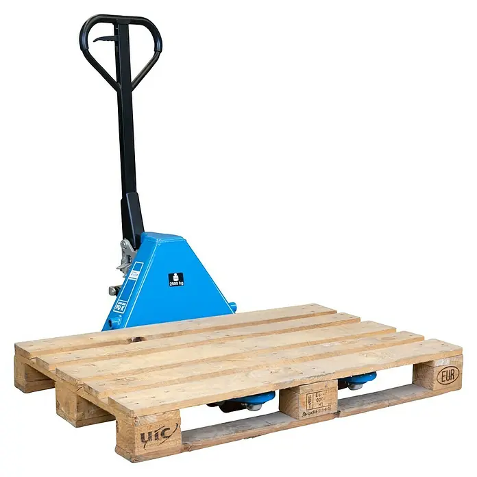 Güde Palettenhubwagen GHW2500-80 - Traglast: 2.500 kg, Stahl - Der Hubwagen in Blau, ausgestattet mit einer Holzpalette, ist ein robustes Werkzeug zum einfachen Transportieren von Lasten.