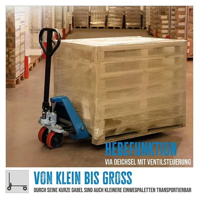 Güde Palettenhubwagen GHW2500-115 - Traglast: 2.500 kg, Stahl - Ein blauer Gabelhubwagen hebt eine Palette in einem Lagerhaus.