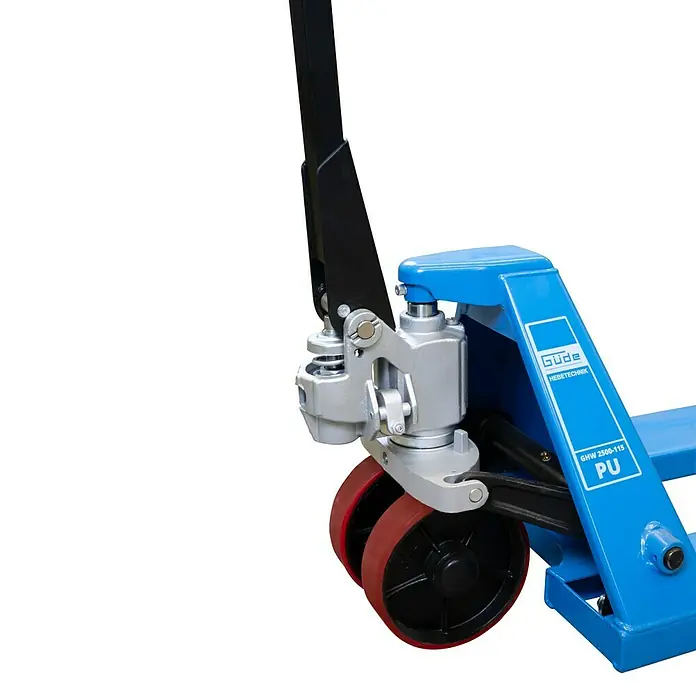 Güde Hubwagenrad Set Innen - 6 -tlg. - Nahaufnahme einer blauen Palettenhubwagen mit schwarzem Griff, silberner Hydraulikpumpe und roten Rädern.