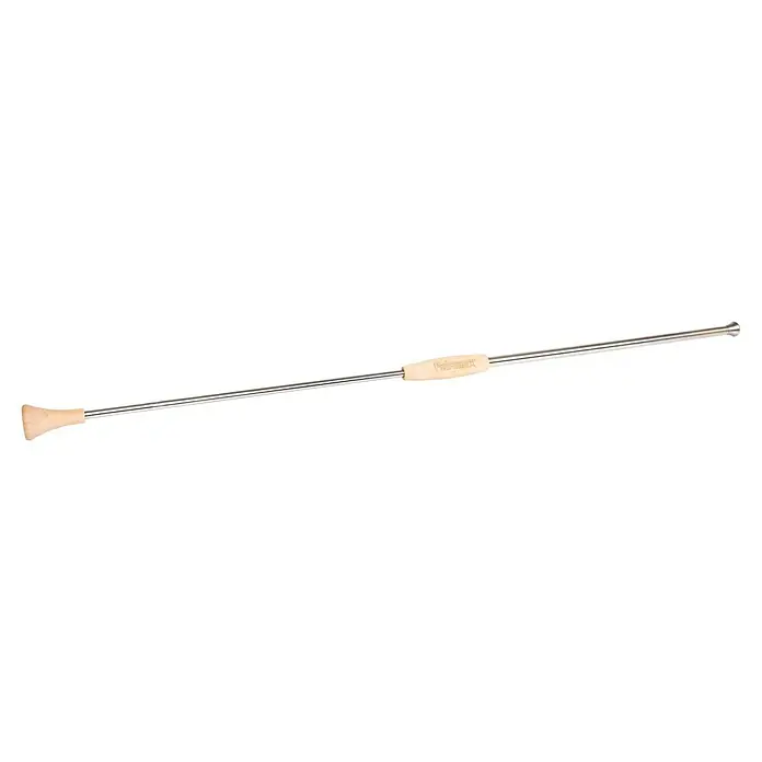 Petromax Feuerrohr - Länge: 60 cm, Edelstahl - Ein Detailbild eines silberfarbenen, perforierten Parade-Tambourstabes mit einem hellbraunen Griff an einem schwarzen Hintergrund.