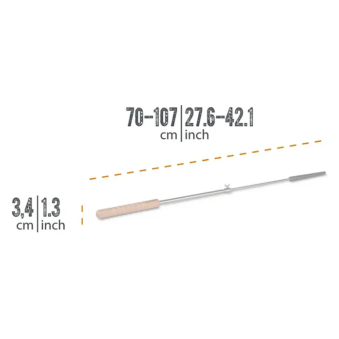 Petromax Grillspieß Stockbrot - Länge: 69,9 cm, Gusseisen - Abbildung eines ausziehbaren Grillspießes mit Holzgriff, der in der Länge von 70-107cm verstellbar ist und eine Dicke von 3,4cm hat.