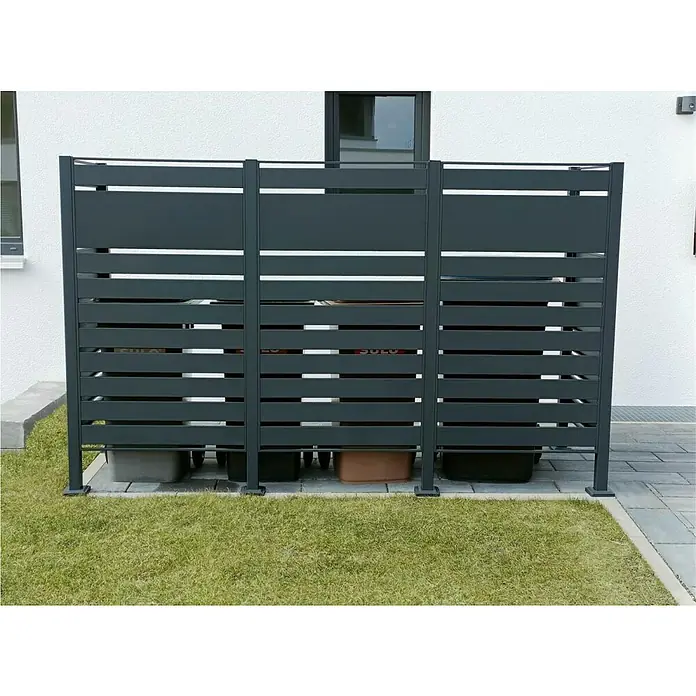 Metzler Mülltonnenverkleidung - 245 x 85 cm, Stahl, Anthrazit, Geeignet für Anzahl Mülltonnen: 3 Stk. - Bild einer grauen Mülltonnenbox aus Metall mit horizontalen Lamellen, die auf einer Rasenfläche steht und Mülltonnen verbirgt.