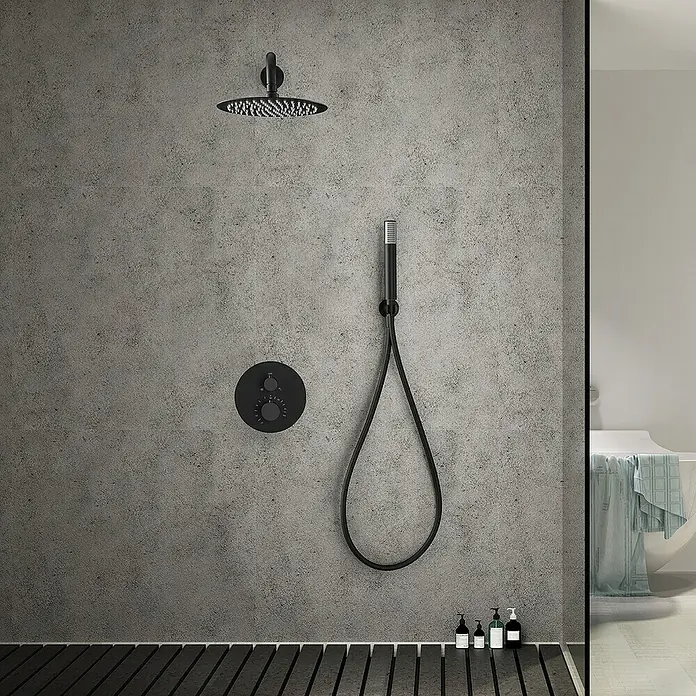 Imex Line Sistema de ducha empotrado - Negro, Equipamiento del grifo: Termostato - Conjunto de ducha de diseño negro que incluye cabezal de ducha de lluvia, ducha de mano y válvula termostática. Diseño de baño moderno con pared de hormigón.