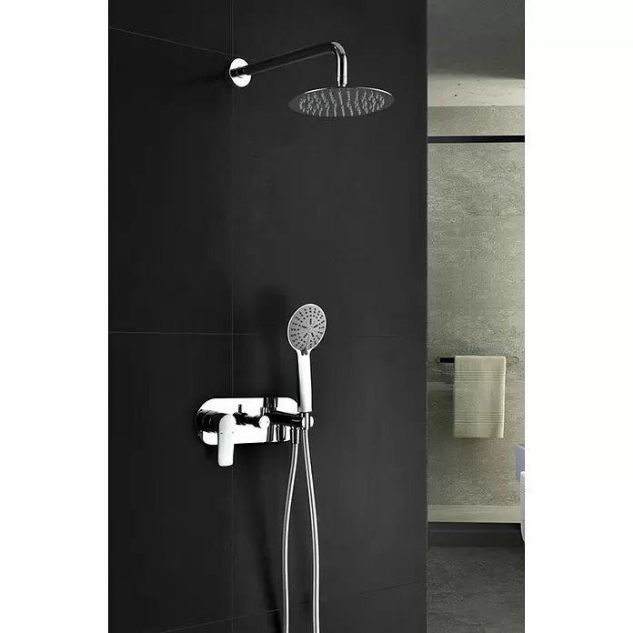 Imex Sistema de ducha empotrado Italia - Con grifo monomando, Distancia entre orificios: 15 cm, Número de tipos de chorro: 1 ud., Cromo - Moderno sistema de ducha cromado con rociador de lluvia redondo y ducha de mano blanca, instalado en una pared oscura de baño.