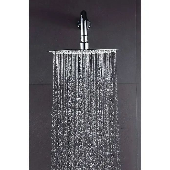 Imex Sistema de ducha empotrado Italia - Con grifo monomando, Distancia entre orificios: 15 cm, Número de tipos de chorro: 1 ud., Cromo - Primer plano de un moderno cabezal de ducha con un suave chorro de agua, que sugiere una experiencia de ducha relajante y calmante.