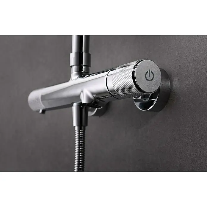 Imex Line Sistema de ducha - Con grifo termostático, Cromo - Primer plano de un grifo de ducha brillante con control de temperatura e interruptor de encendido/apagado integrado sobre un fondo oscuro.