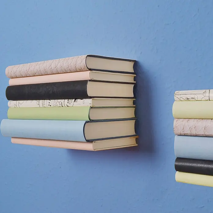 Element System Bücherregal Aladin - Traglast: 8 kg - Bücherregale an einer blauen Wand. Sie sind eine kreative und platzsparende Lösung zur Aufbewahrung Ihrer Lieblingsbücher.