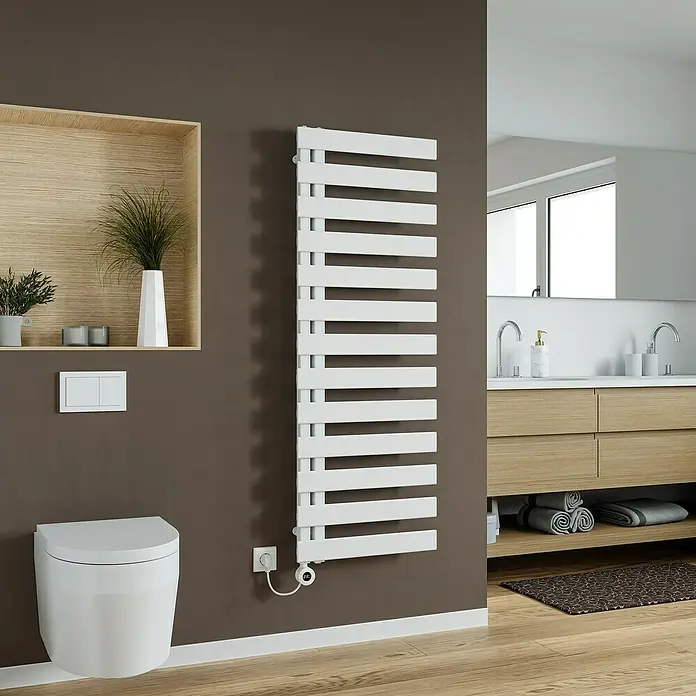 Elektro-Badheizkörper Lilly - B x H: 600 x 1.400 mm, Nennleistung: 700 W - Ein modernes Badezimmer mit einem weißen Handtuchwärmer an der Wand, der für warme Handtücher sorgt. Das Design ist minimalistisch und passt gut zum Raum.