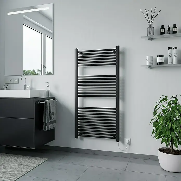 Elektro-Badheizkörper Kitty - B x H: 600 x 1.200 mm, Nennleistung: 600 W, Schwarz - Ein moderner, schwarzer Handtuchwärmer an einer Badezimmerwand. Er bietet stilvolle Wärme und Funktionalität im Raum.