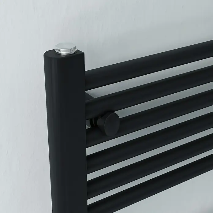 Elektro-Badheizkörper Kitty - B x H: 600 x 1.200 mm, Nennleistung: 700 W, Schwarz - Nahaufnahme eines schwarzen Handtuchwärmers mit horizontalen Stäben und einem sechseckigen silbernen Knopf oben.
