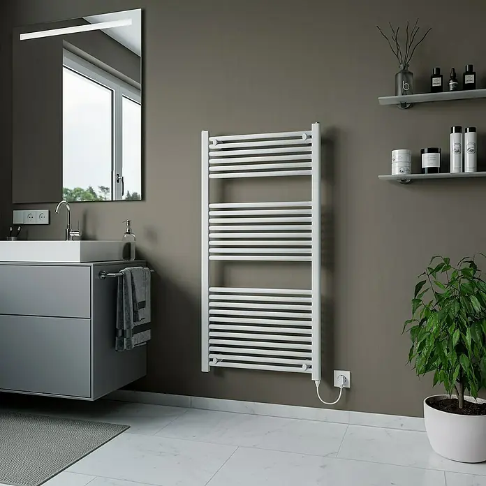 Elektro-Badheizkörper Kitty - B x H: 600 x 1.200 mm, Nennleistung: 600 W, Weiß - Elegantes Badezimmer mit einem weißen Heizkörper für Handtücher, neben einem modernen Waschbecken und einem Spiegel.