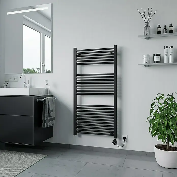 Elektro-Badheizkörper Kitty - B x H: 600 x 1.200 mm, Nennleistung: 700 W, Schwarz - Ein modernes Badezimmer mit einem schwarzen Handtuchwärmer an der Wand, der eine elegante und funktionale Ergänzung darstellt.