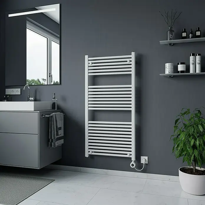 Elektro-Badheizkörper Kitty - B x H: 600 x 1.200 mm, Nennleistung: 700 W, Weiß - Ein stilvolles Badezimmer mit einem weißen Handtuchwärmer an der Wand, der Wärme und Komfort verspricht.